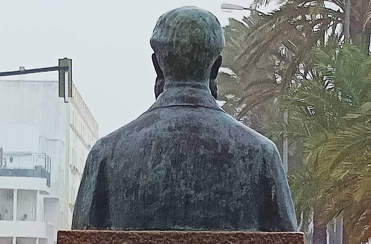 Monumento a José Moreno de Mora, vista posterior. - Monumento a José Moreno de Mora, vista posterior.