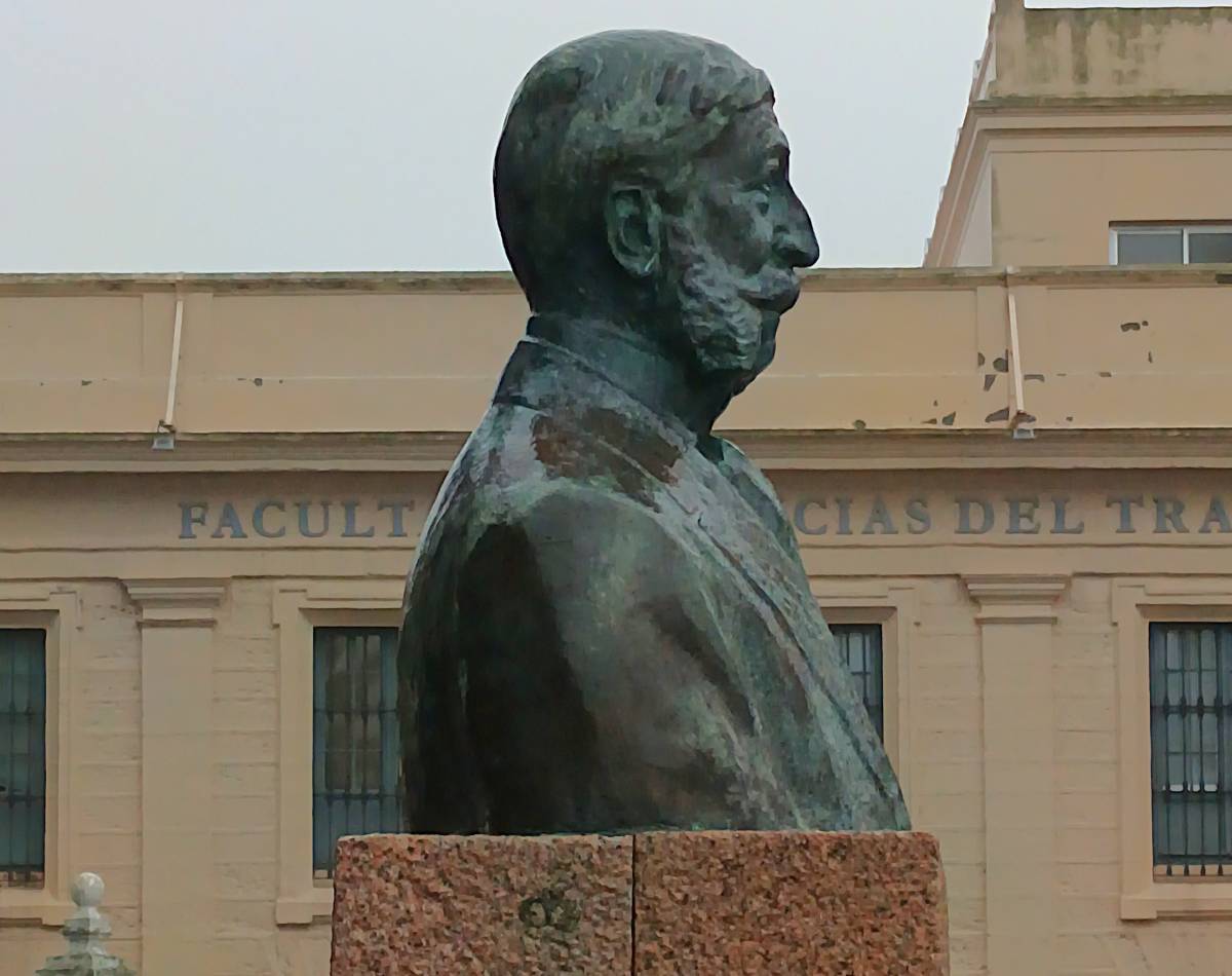 Monumento a José Moreno de Mora, visión lateral derecha. - Monumento a José Moreno de Mora, visión lateral derecha.