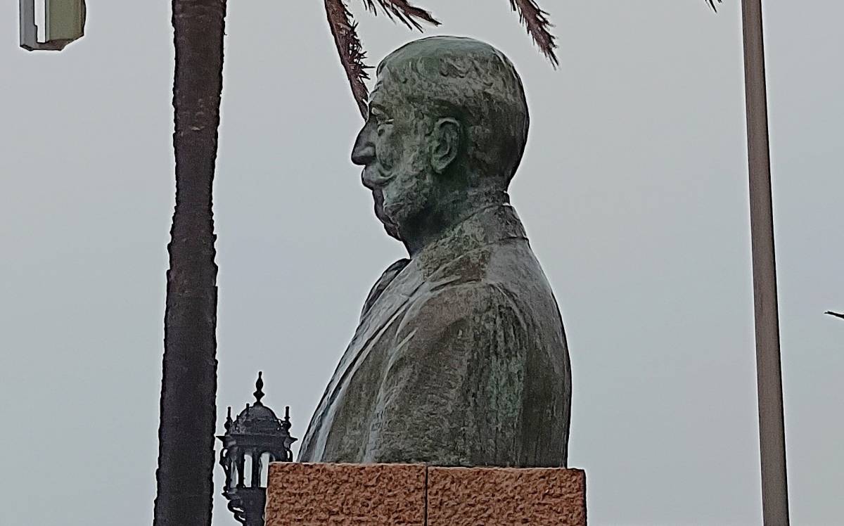 Monumento a José Moreno de Mora, visión lateral izquierda. - Monumento a José Moreno de Mora, visión lateral izquierda.