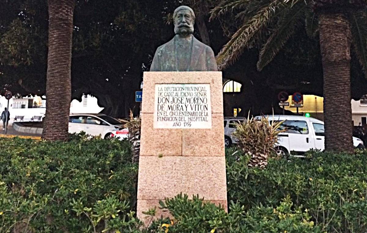 Monumento a José Moreno de Mora, vista general del pedestal. - Monumento a José Moreno de Mora, vista general del pedestal.
