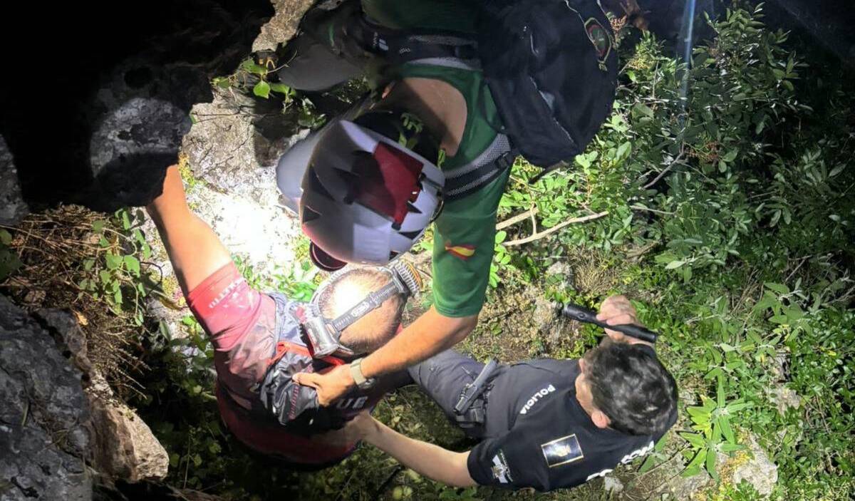 Tres horas de tensión en la madrugada en Ubrique: así fue la búsqueda de una persona perdida en Cruz del Tajo