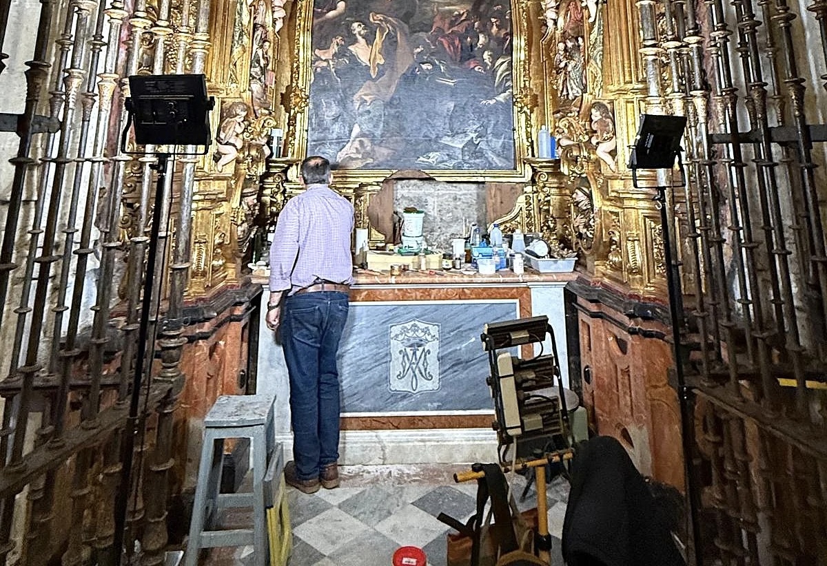 El restaurador trabajando en el retablo.  - 