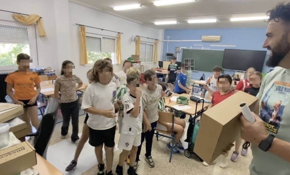 Manuel Carrasco sorprende a los alumnos de un colegio de Carmona que usó su música para luchar contra el acoso escolar