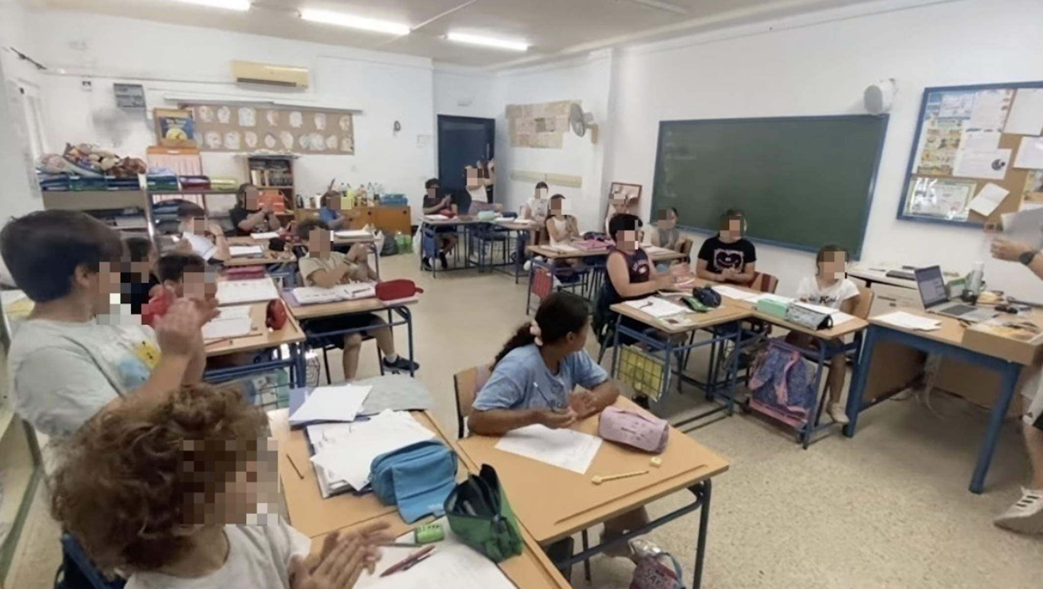 Manuel Carrasco sorprende a los niños de un colegio de Carmona tras su proyecto antiacoso.