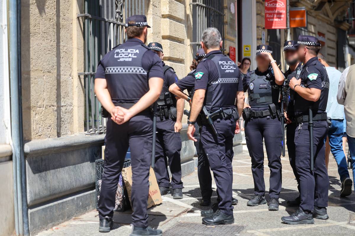 Un conductor insulta e intentar agredir a un policía local con un bastón en el centro de Jerez