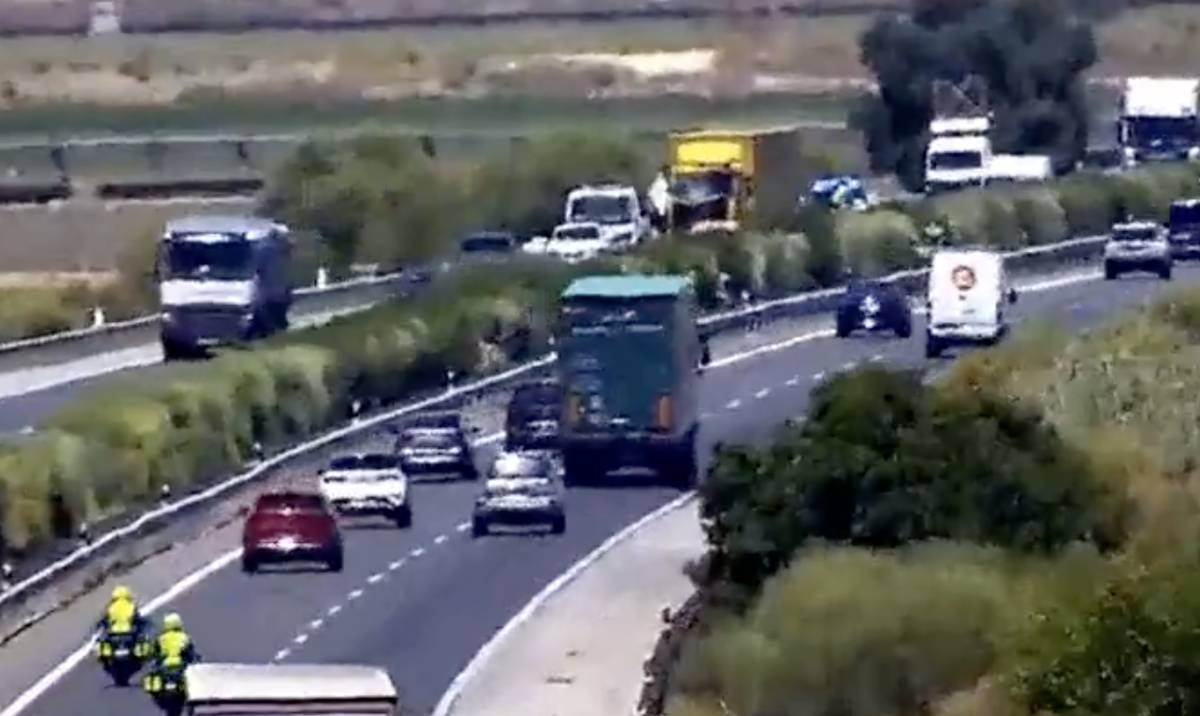 Un herido trasladado al hospital por el choque en la AP-4 de una autocaravana: el accidente provoca horas de tráfico lento