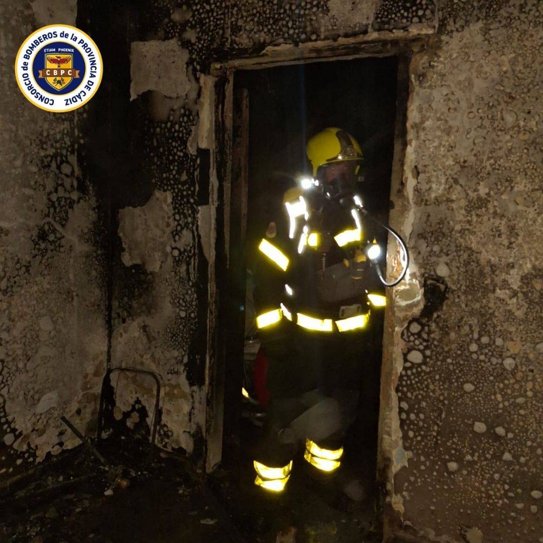 Un bombero en el interior de la vivienda. - Un bombero en el interior de la vivienda.