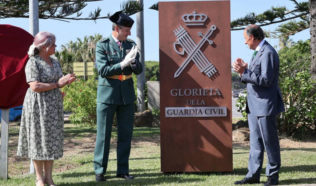 La Guardia Civil ya tiene una glorieta en Chiclana: homenaje en La Barrosa y acto solemne en la Plaza Mayor