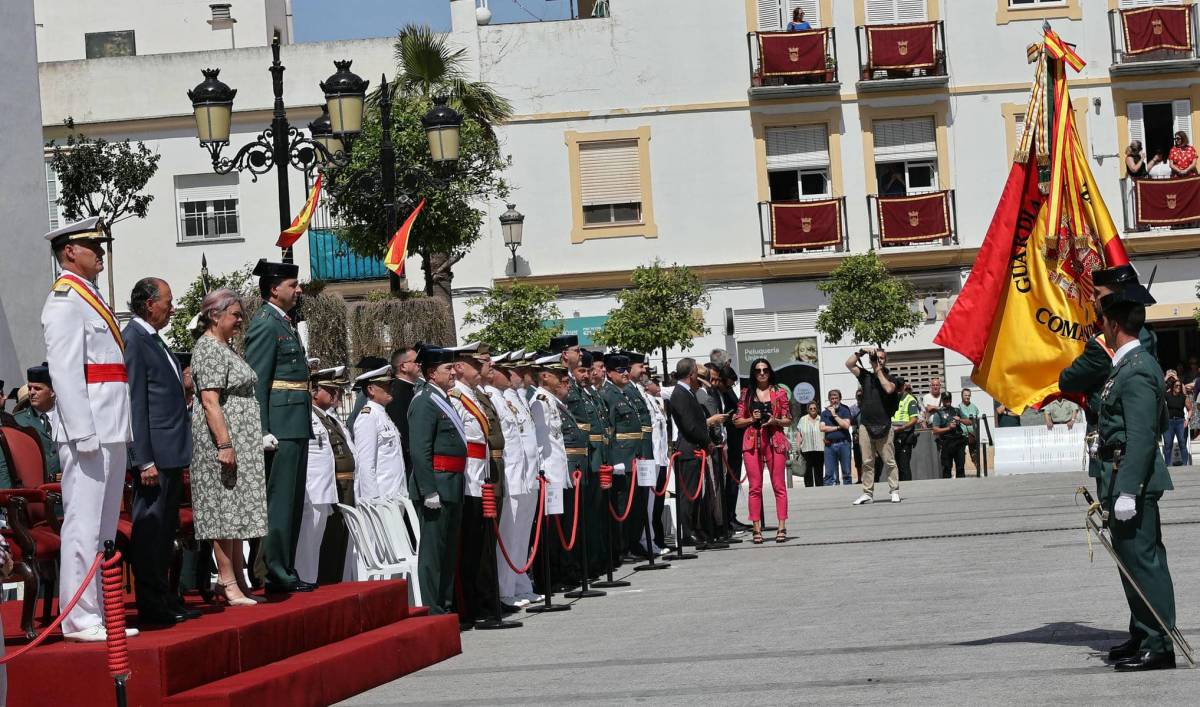 Chiclana rinde homenaje a la Guardia Civil con una glorieta en La Barrosa por su 182 aniversario - Chiclana rinde homenaje a la Guardia Civil con una glorieta en La Barrosa por su 182 aniversario