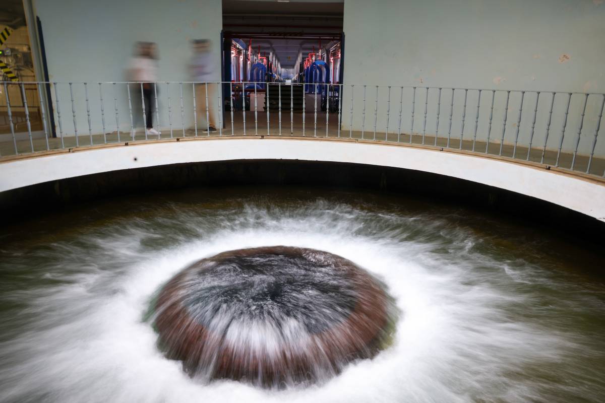 Dentro de la depuradora que lleva 70 años dando de beber a Cádiz: esconde arte y un abismo de agua llamado “El Ojo” 