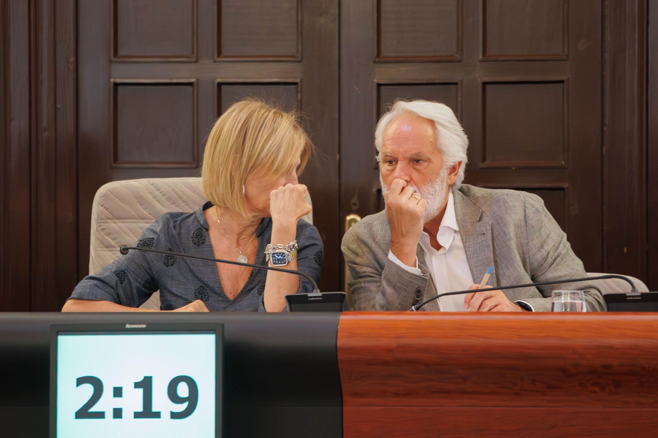 María José García-Pelayo y Agustín Muñoz, en el pleno extraordinario de este pasado lunes. - MANU GARCÍA