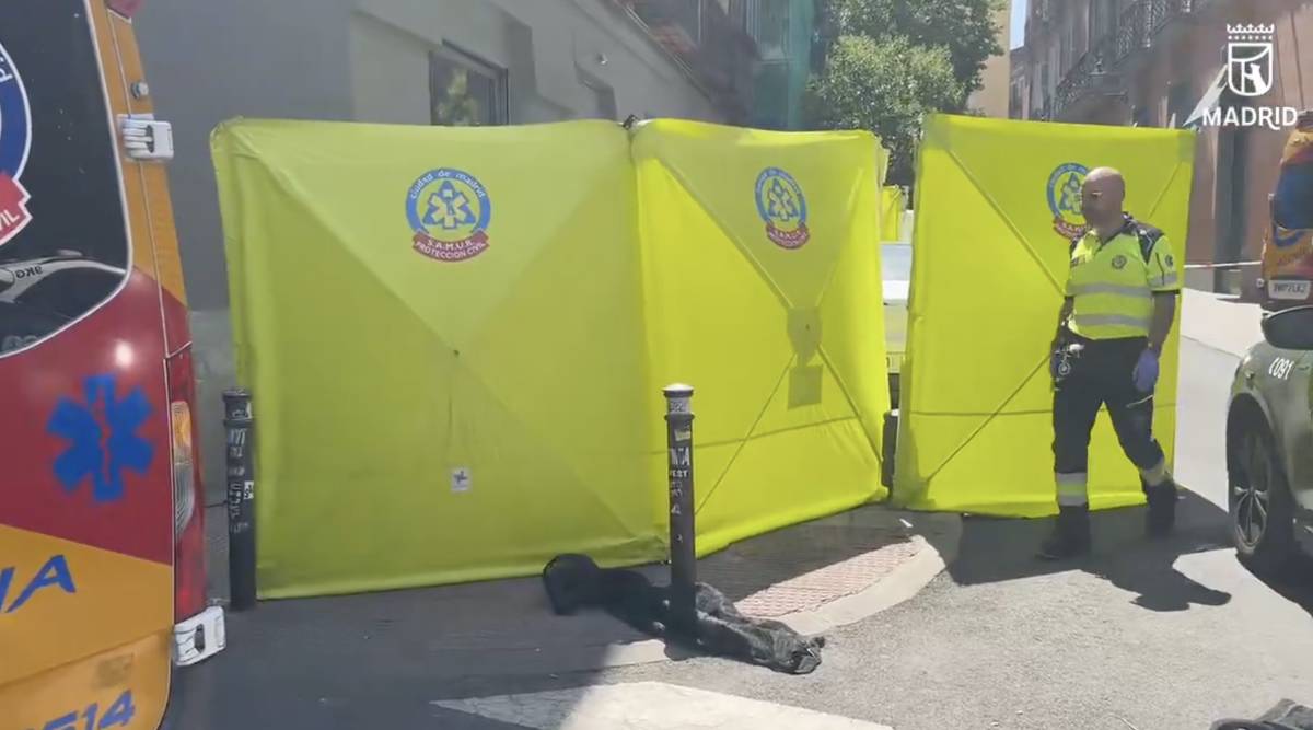 El Samur, en la zona donde se ha tratado de atender al fallecido. - 