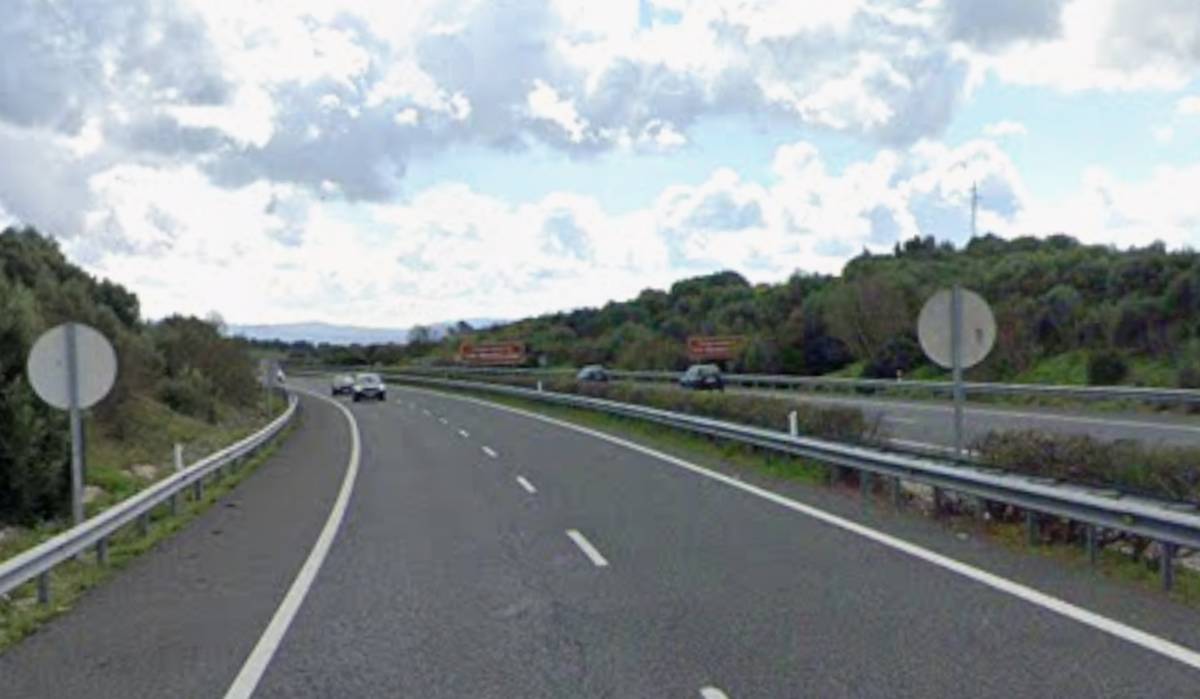 Un caballo queda atrapado tras volcar un remolque en la carretera entre Los Barrios y Jerez