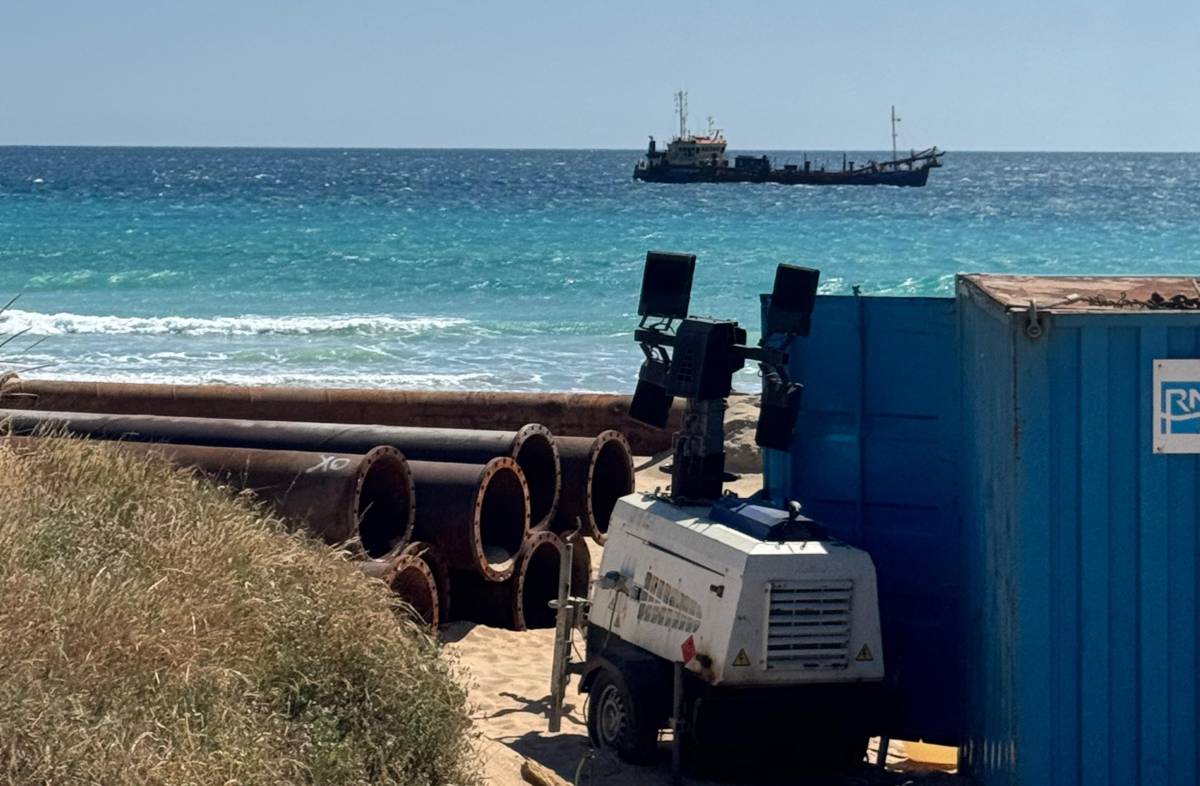 Costas ejecuta trabajos de aportación de arena en El Palmar. - Costas ejecuta trabajos de aportación de arena en El Palmar.