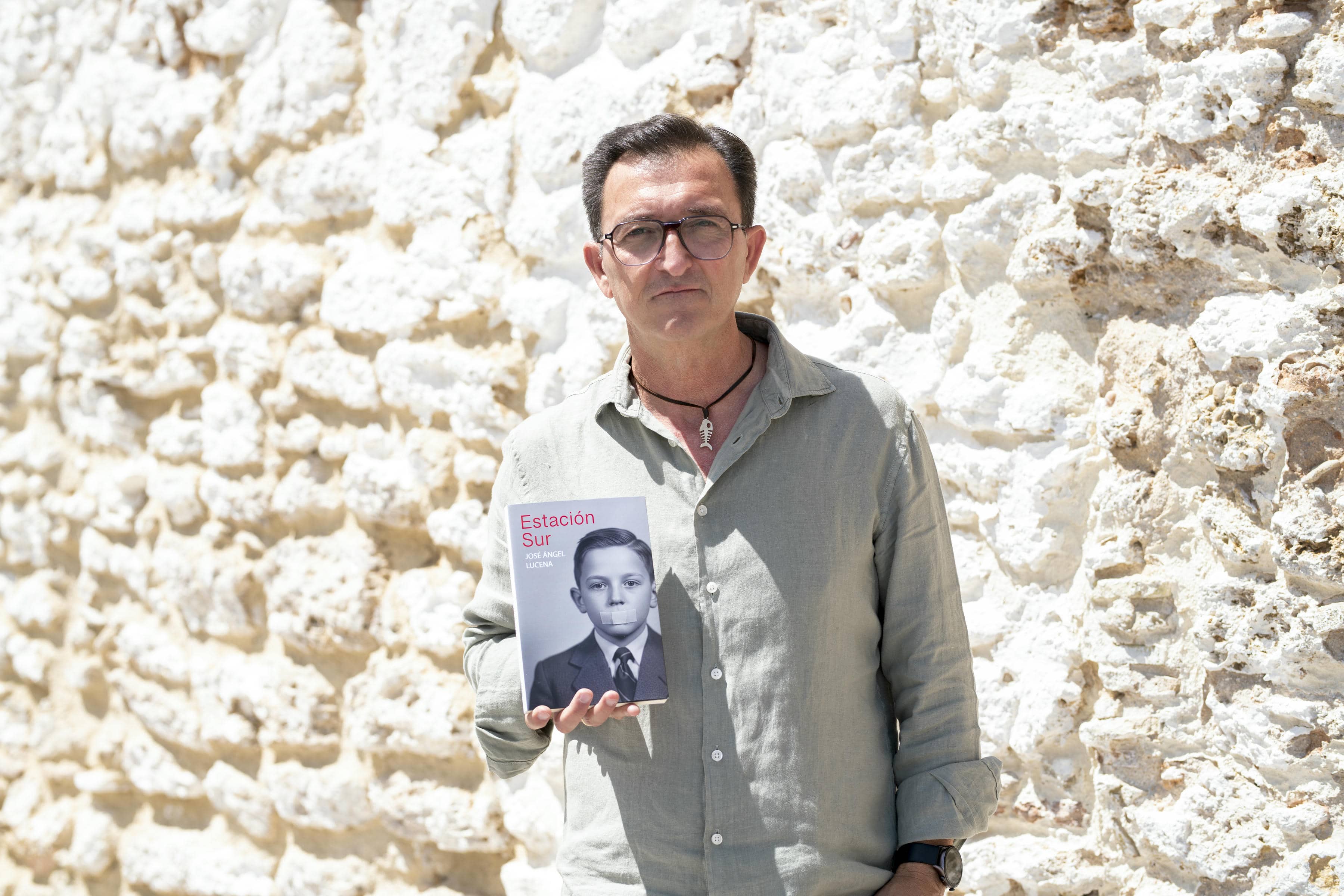 José Ángel Lucena, con su última novela publicada.