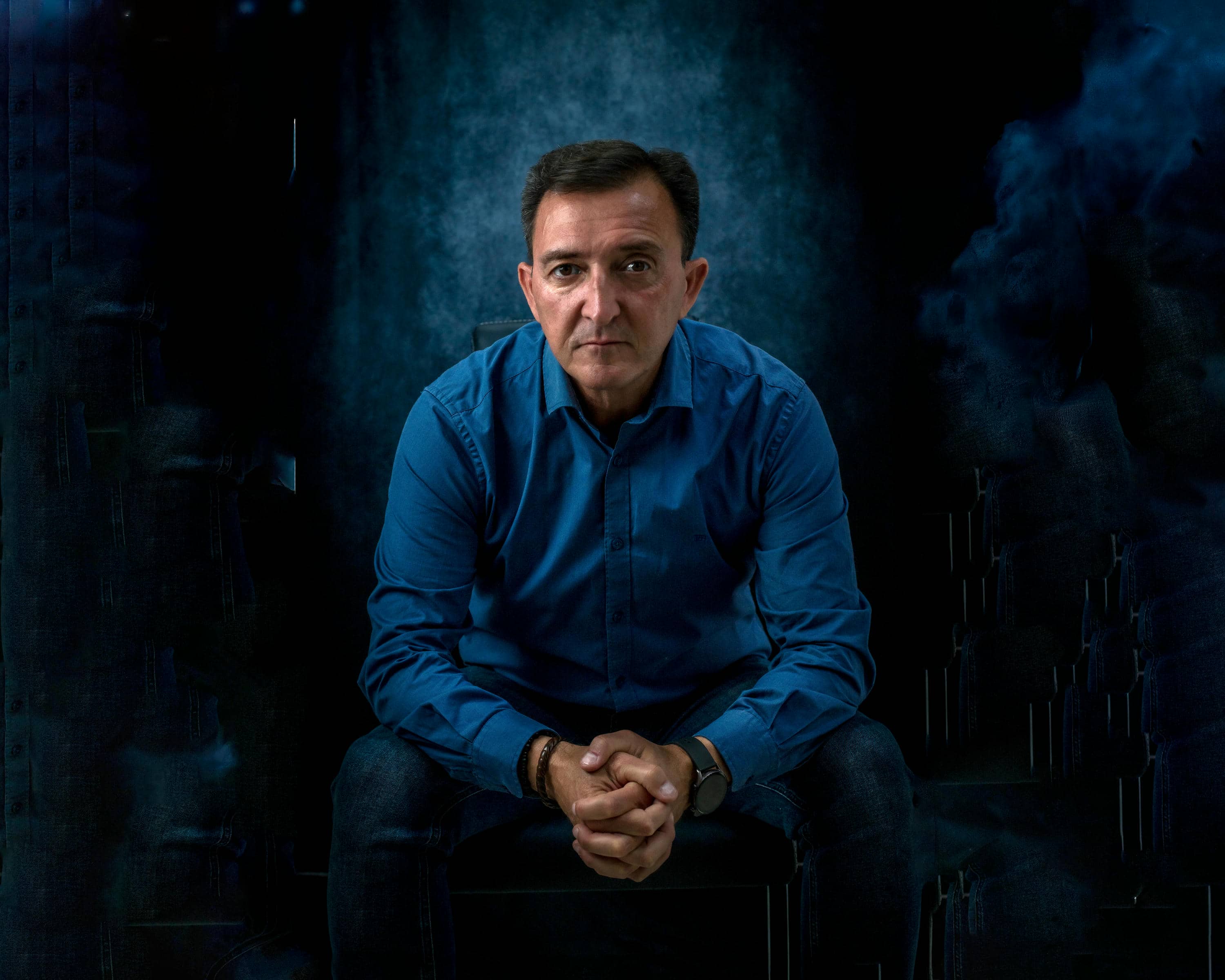 El autor de Chipiona, en una imagen promocional de su novela.