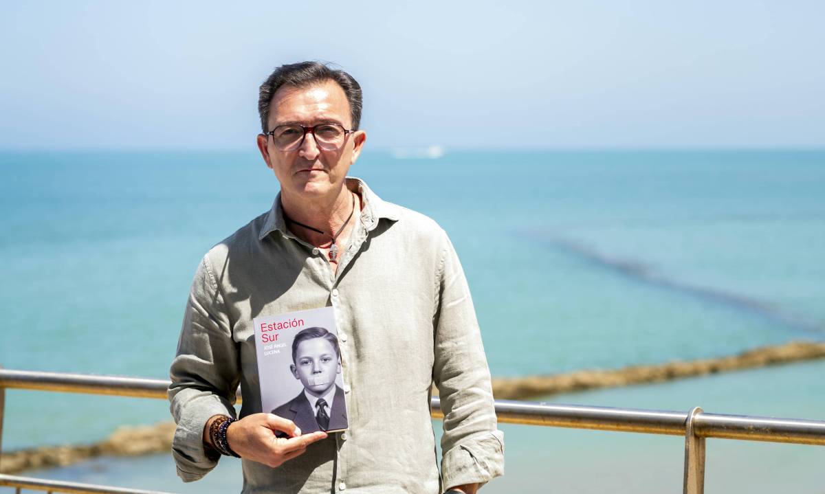 José Ángel Lucena, el chipionero entre la literatura emocional y los conciertos multitudinarios de El Último de la Fila