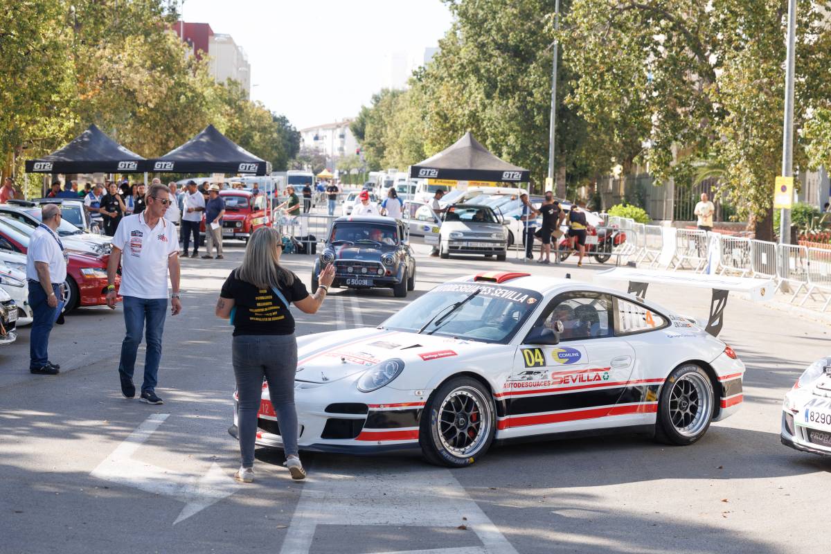Las calles de Jerez se llenan de coches de competición y exhibición: un espectáculo de fin de semana para todos