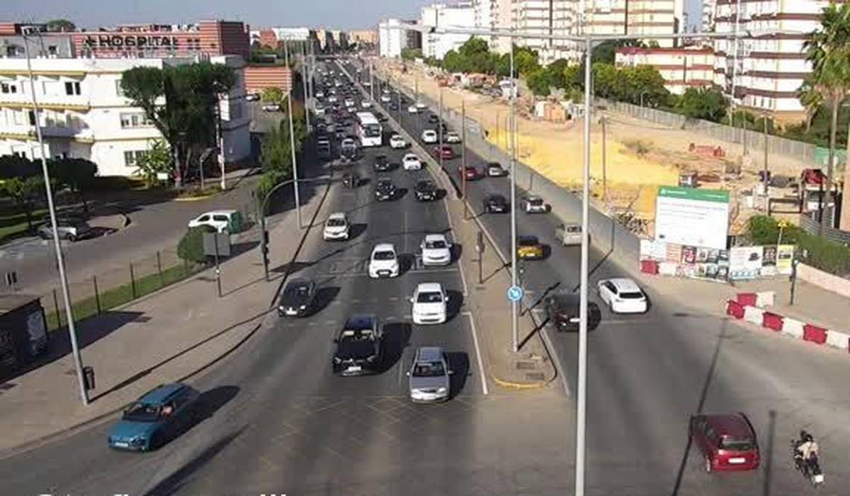 Un accidente complica la tarde en la salida de Sevilla: 2 kilómetros de atasco en la Autovía del V Centenario