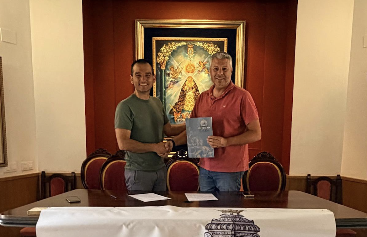 El hermano mayor de la Exaltación y el orfebre tras la firma del contrato. 