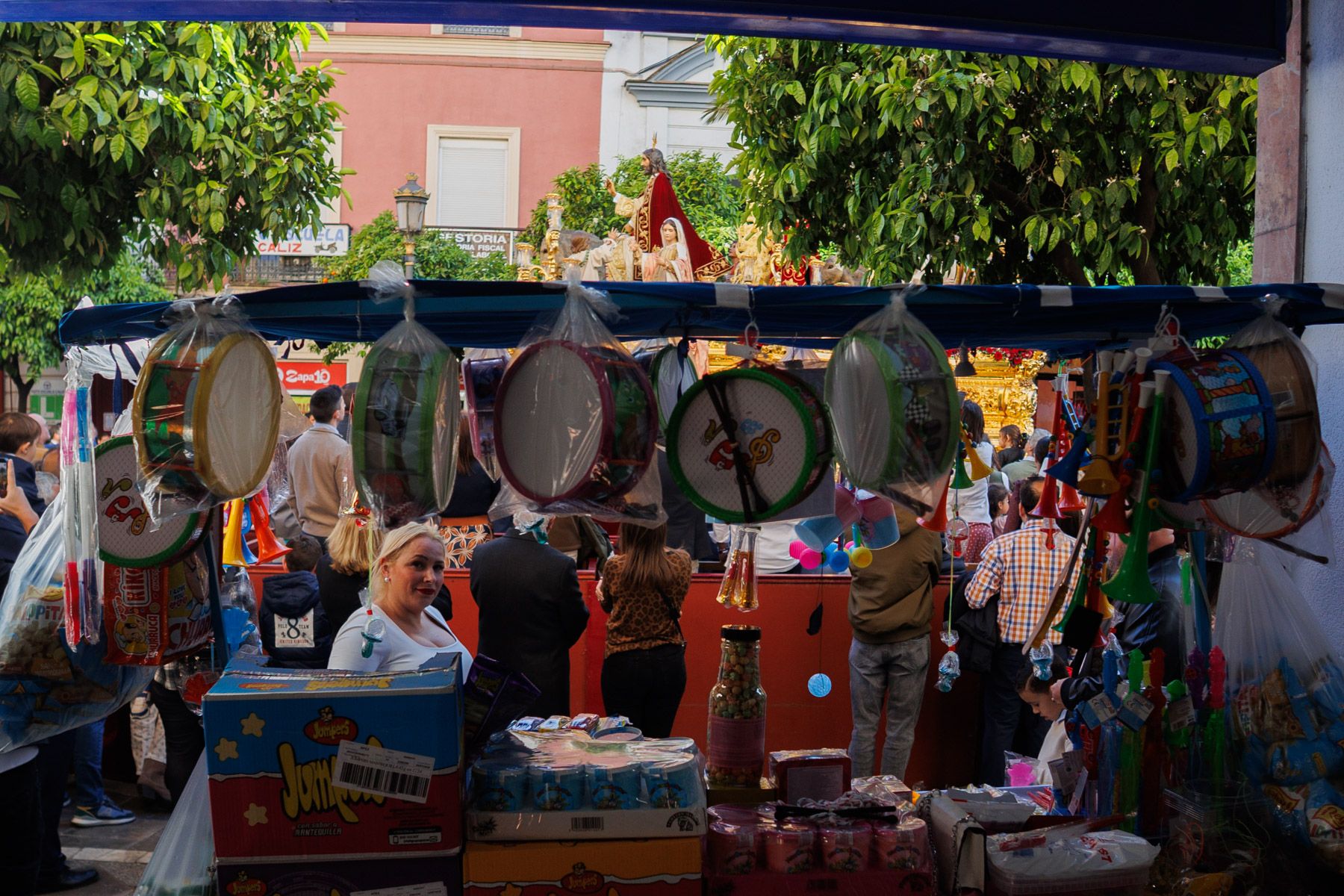 El Domingo de Ramos en Jerez desde un puesto ambulante: garrapiñadas, viento y cofradías