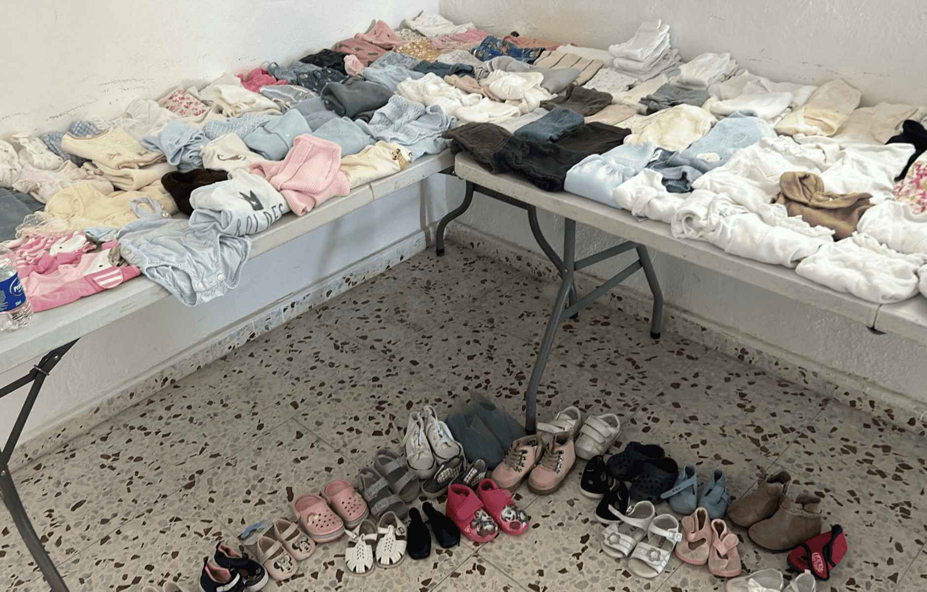 Ropa y calzado de bebé que será donado.