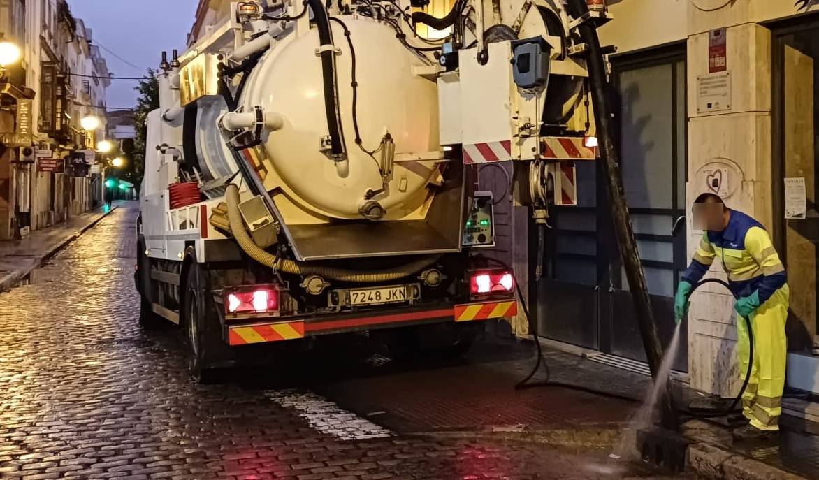 Fallece un joven motorista de 18 años tras chocar contra un camión de la basura de madrugada en Jerez