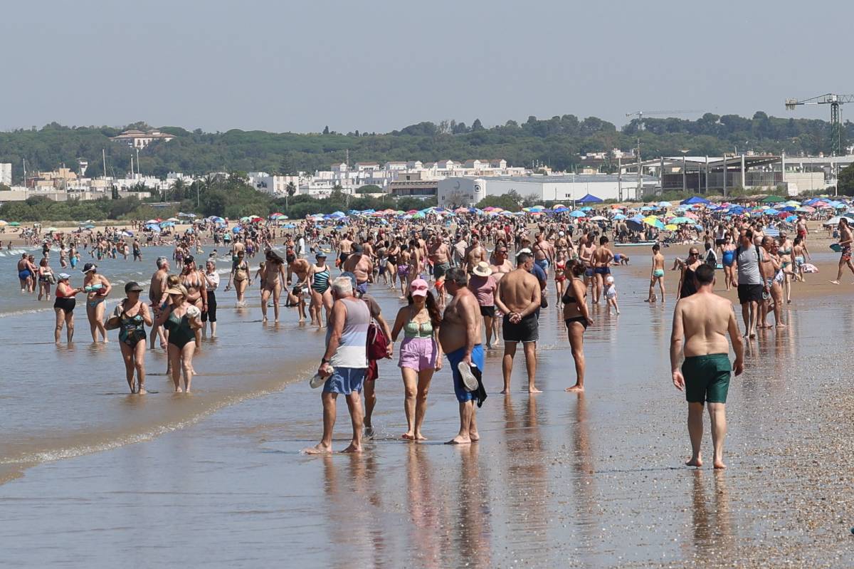 Playas llenas, pero sin megafonía ni Policía Local: Cádiz inicia el operativo de verano con servicios a medio gas