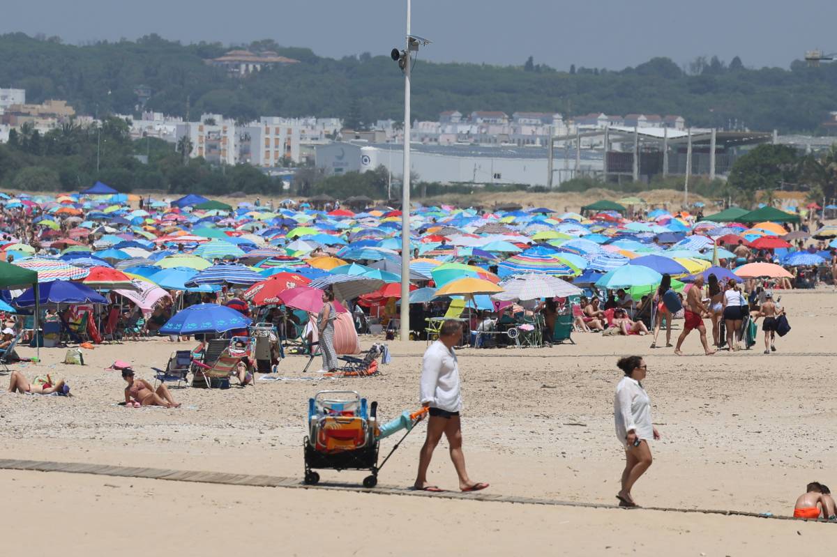 La primera ola de calor del no-verano llena la playa de Valdelagrana: como agosto, a final de mayo