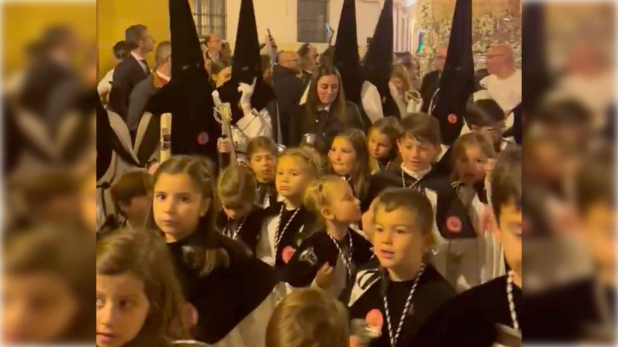 Los más pequeños de la Hermandad de la Coronación, acompañando con sus campanas a la Virgen. - 