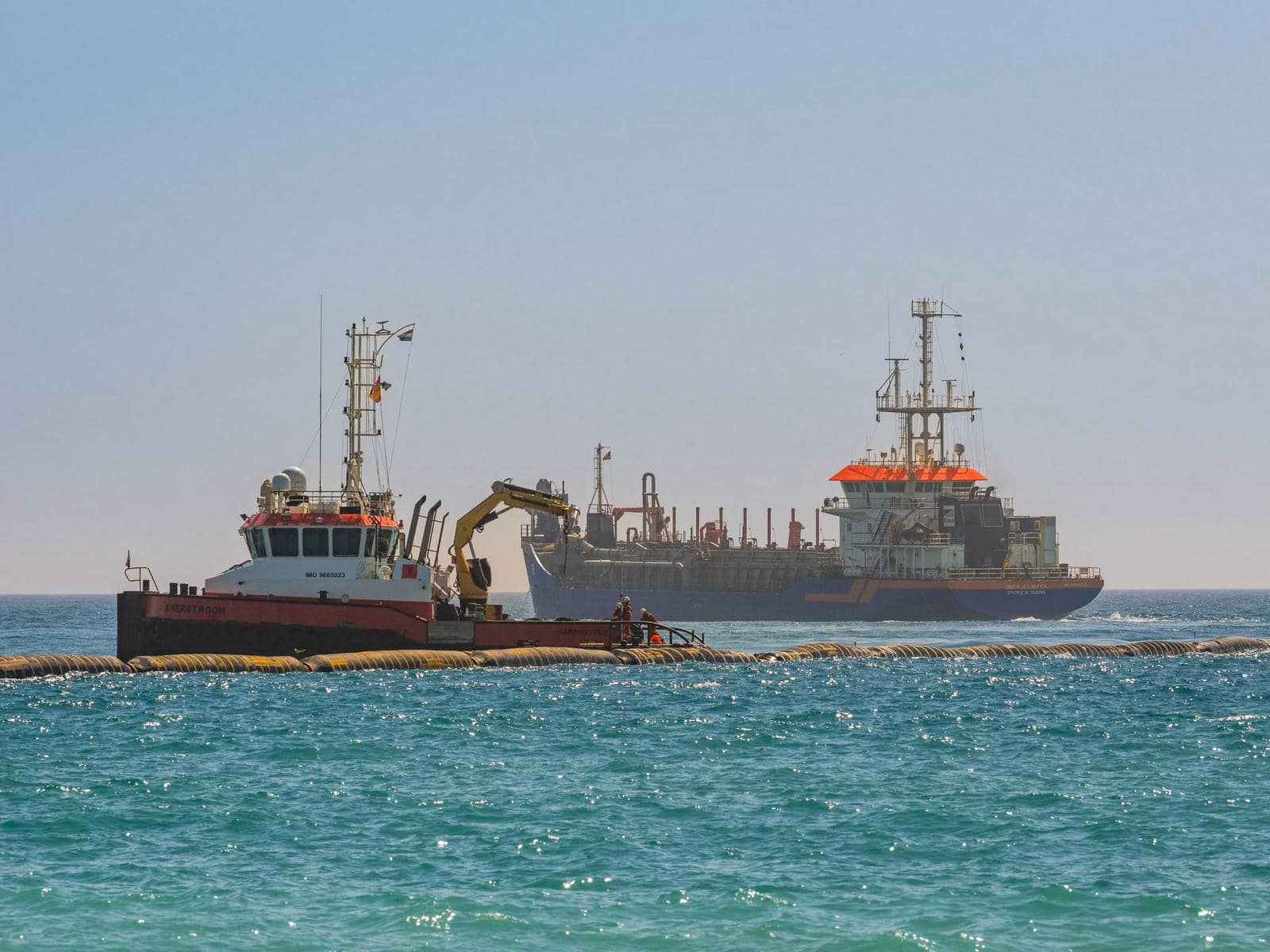 Otra imagen de las labores de dragado en la playa de Camposoto