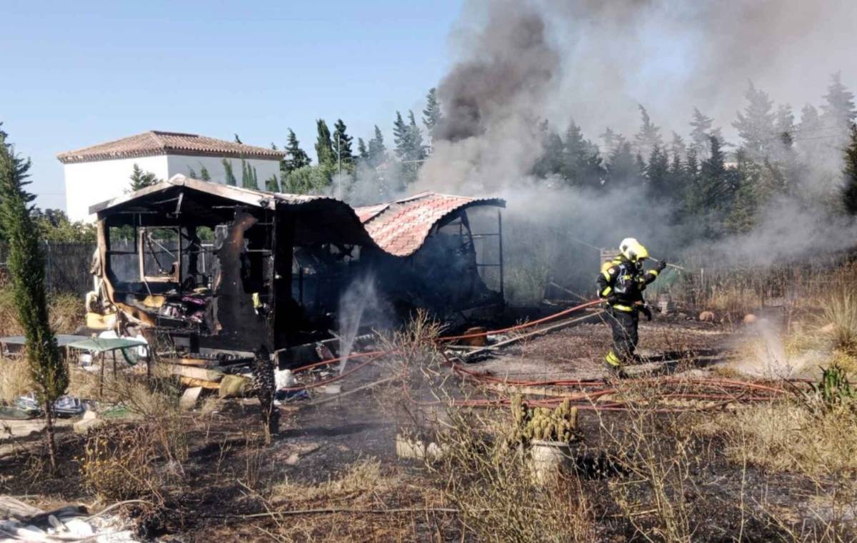 Nuevo incendio en Chiclana: arde una vivienda prefabricada tres días después del rescate de dos hermanos