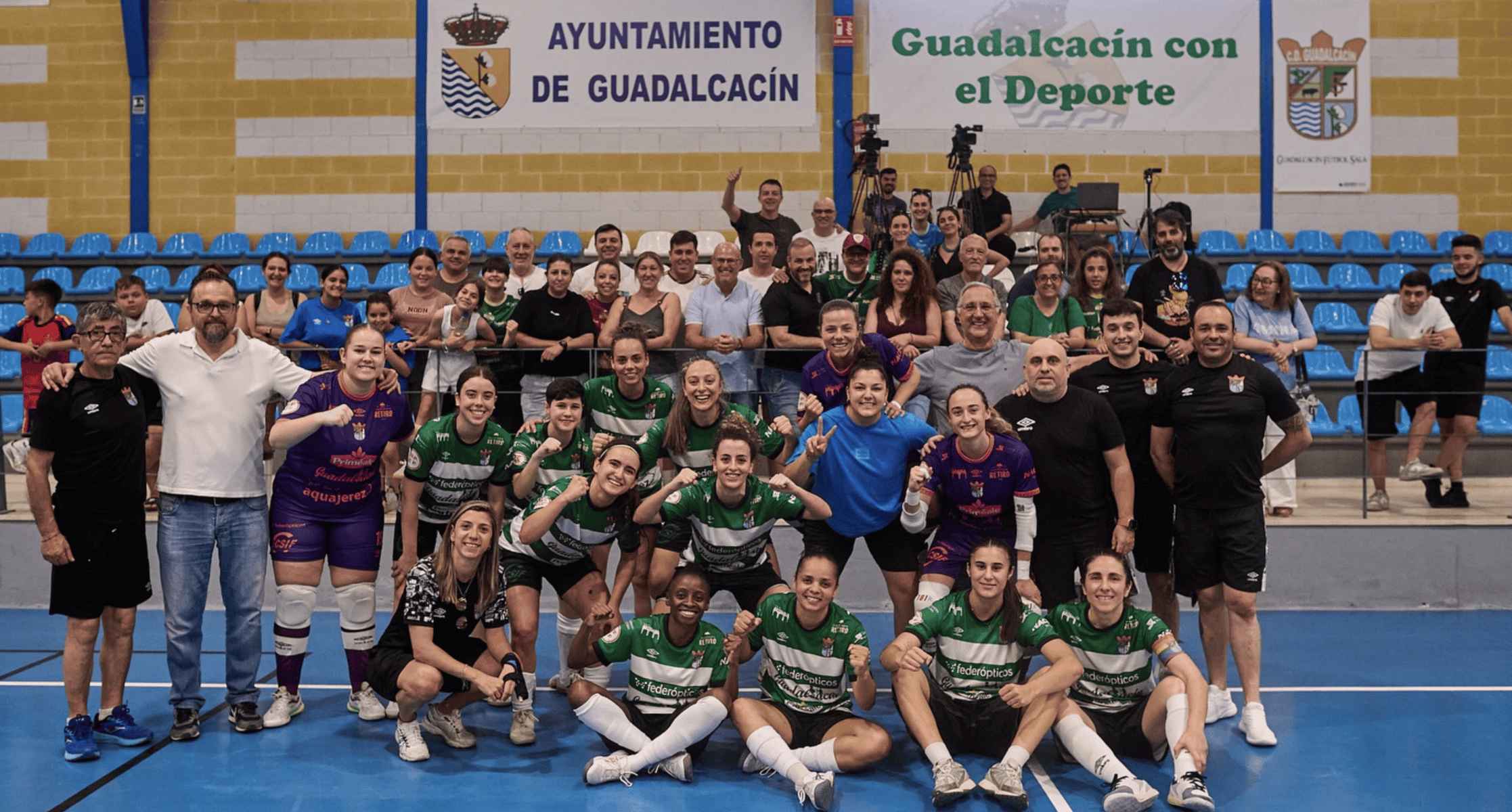 Jugadoras del Guadalcacín FSF celebran el fin de temporada con su afición.