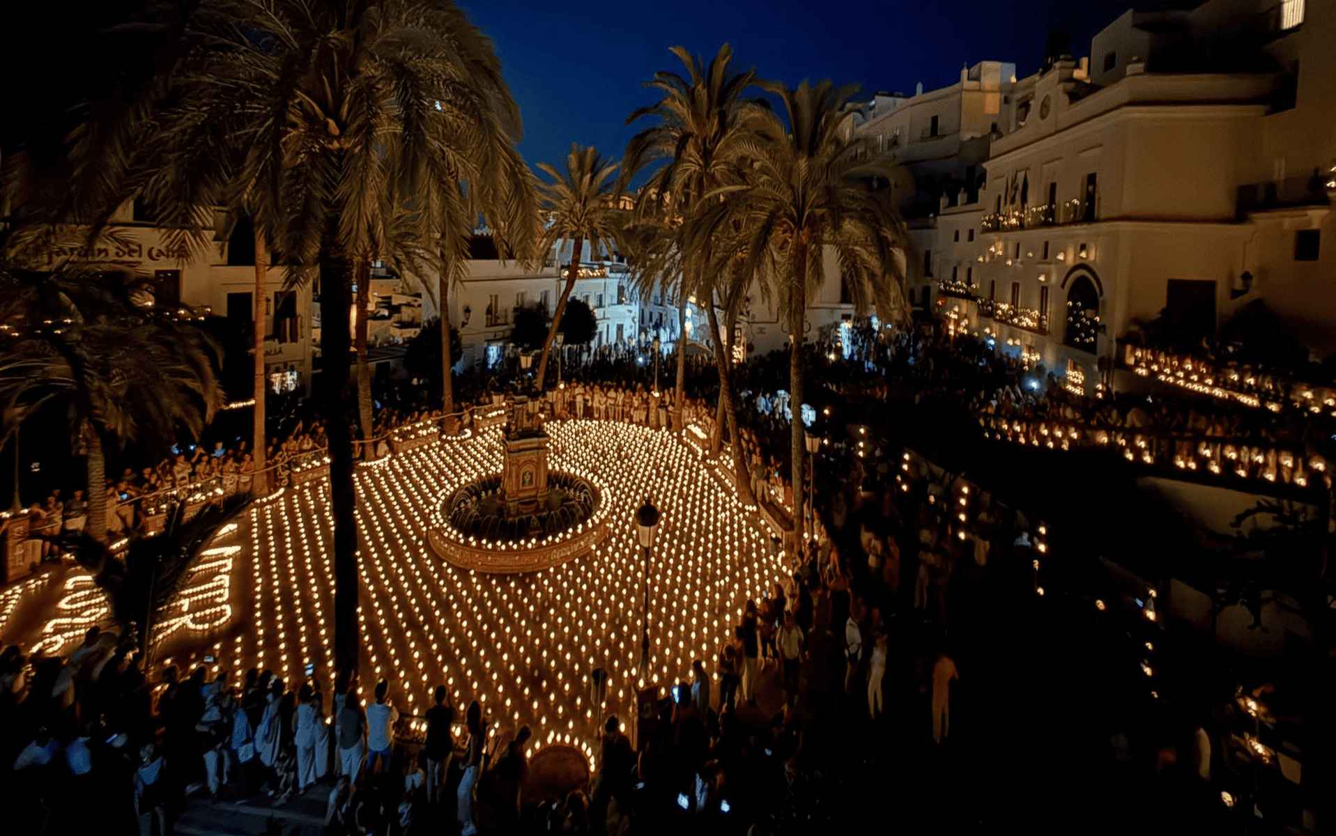 Vejer vuelve a brillar con 20.000 velas en una de las noches más espectaculares de la primavera en Andalucía