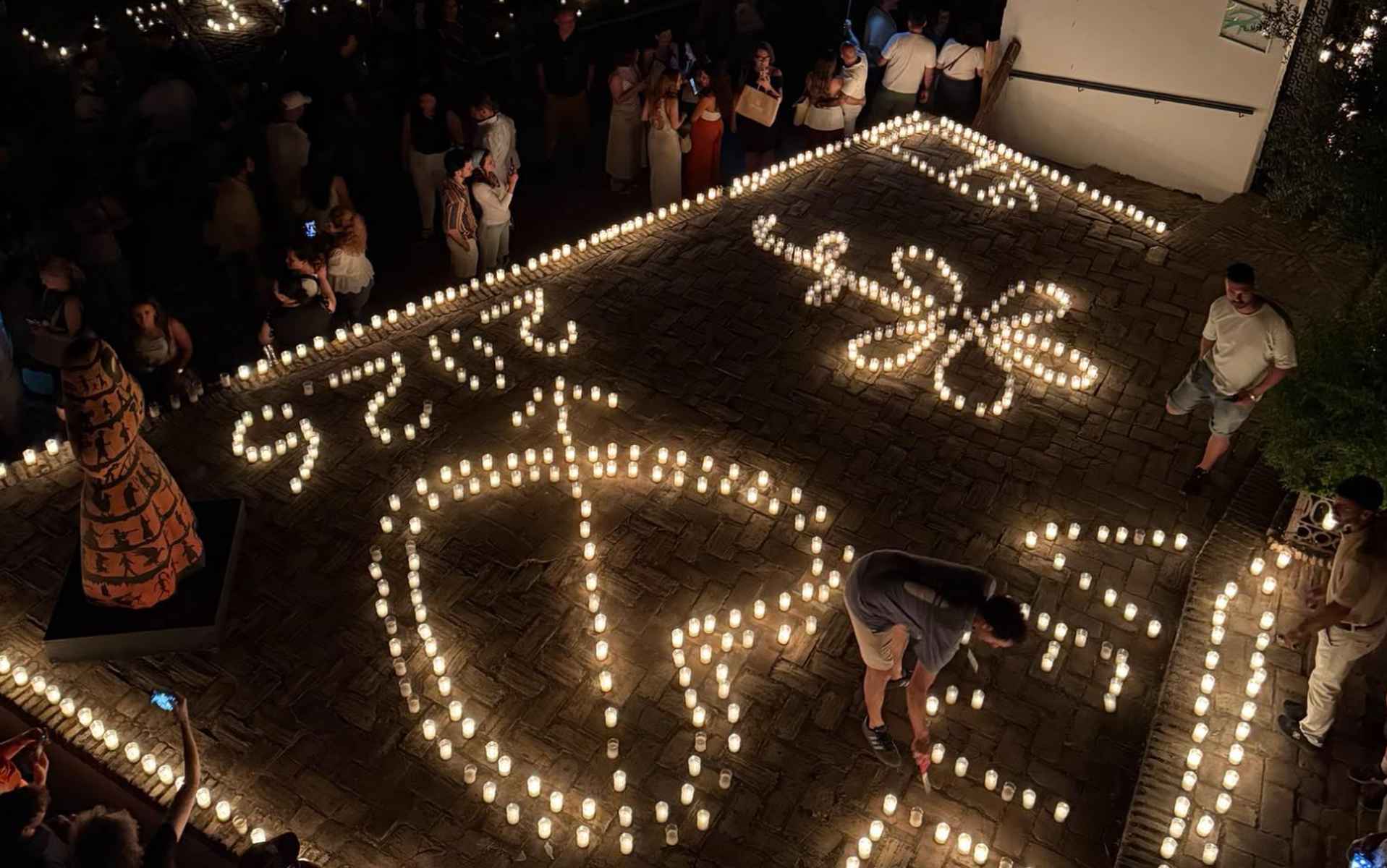 Miles de personas recorrieron las calles de Vejer en la Noche de Velas