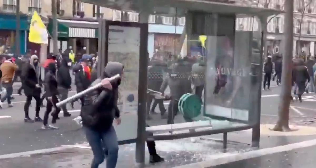 Aficionados del PSG rompen una marquesina en París. - Aficionados del PSG rompen una marquesina en París.