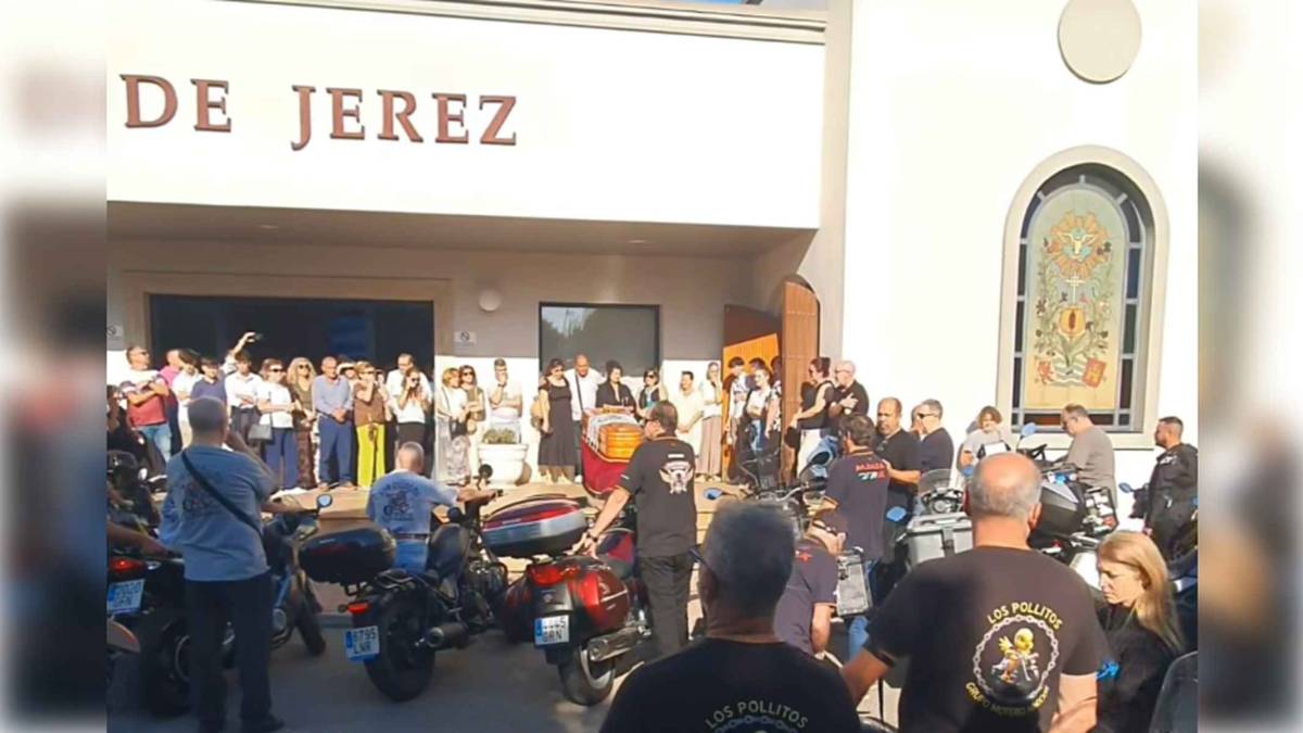 Decenas de moteros dan el último adiós en el Tanatorio de Jerez a María: 