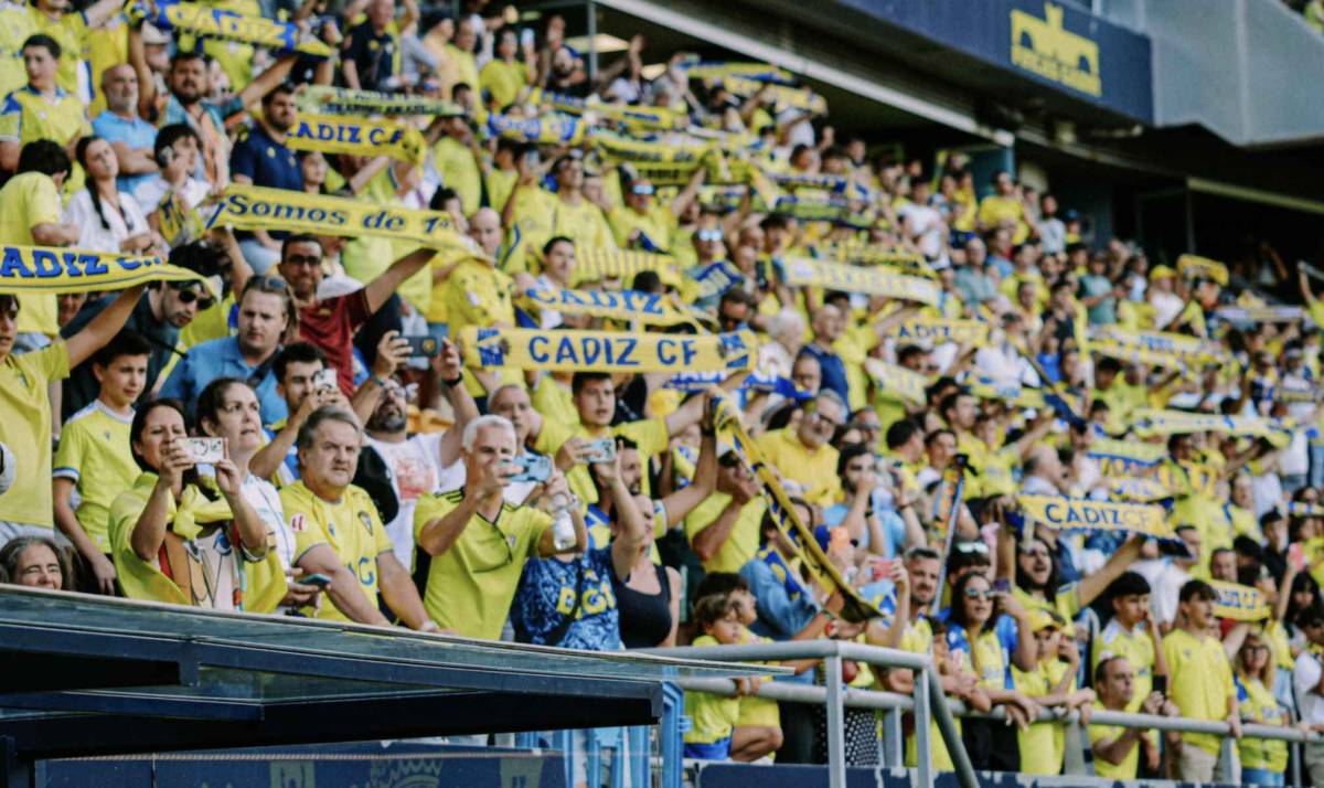 Aficionados del Cádiz CF durante un partido del conjunto amarillo en casa. - 