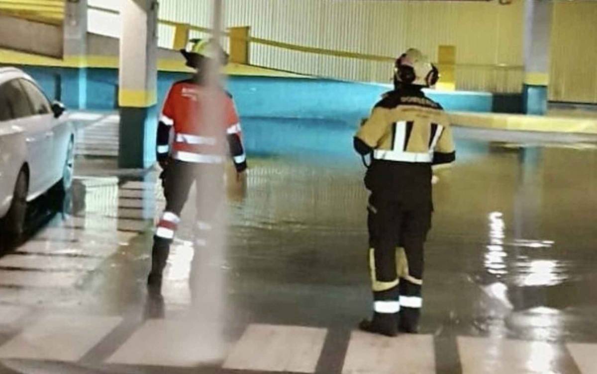 Susto de madrugada en Manilva: desalojados cinco edificios tras salir ardiendo tres coches en un subterráneo