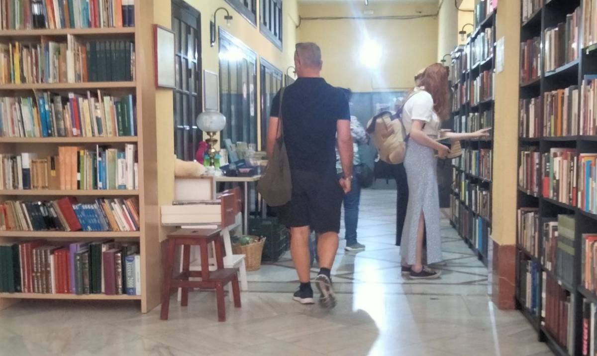 Dimbali busca tus libros usados: el mercadillo solidario de Jerez que ayuda a inmigrantes sin subvenciones ni intermediarios