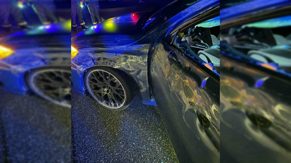  Roban un coche de alta gama en Marbella, lo 'pillan' por Sevilla, embiste a la Guardia Civil y acaba empotrado en la A-49