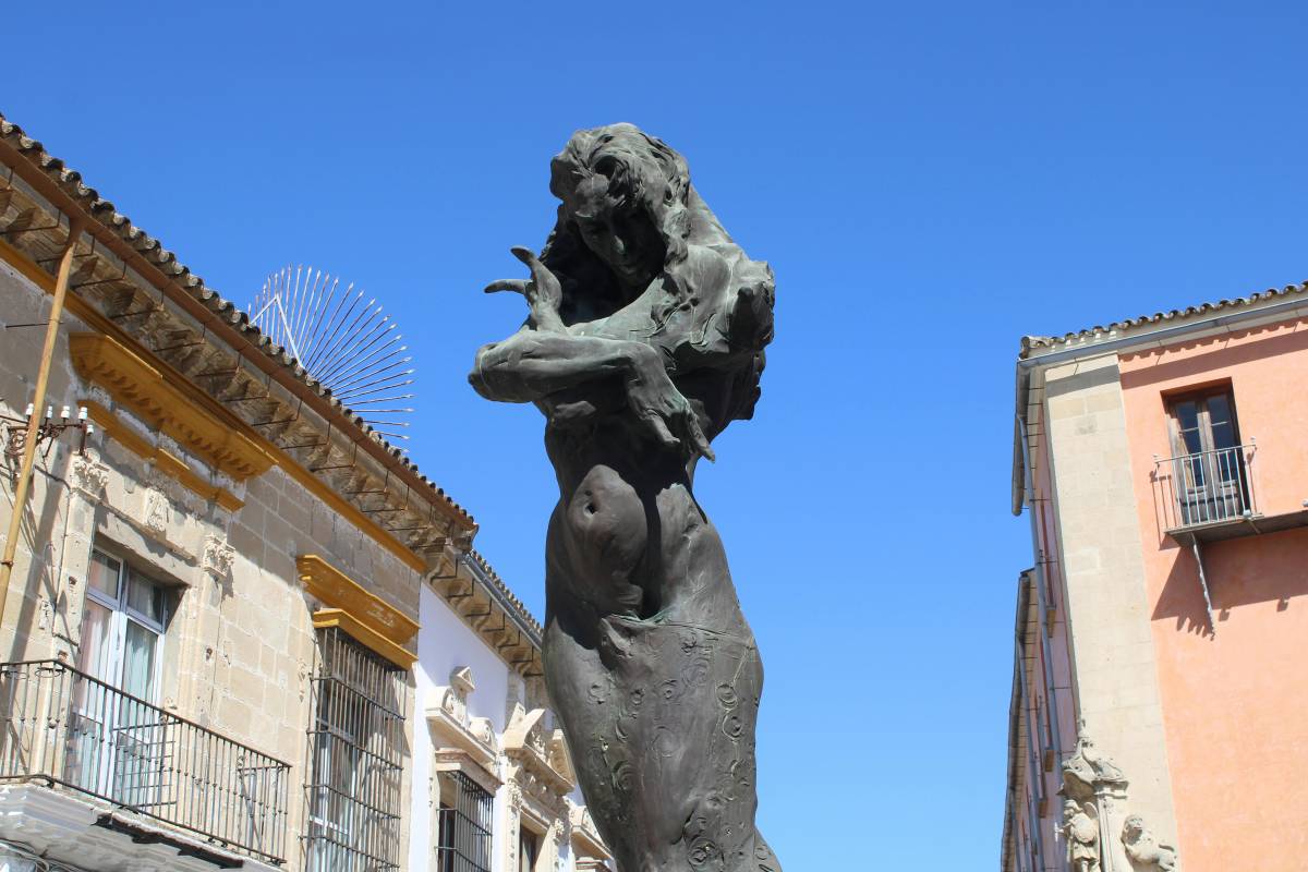 Monumento a Lola Flores en la Plaza de la Cruz Vieja en Jerez. - 