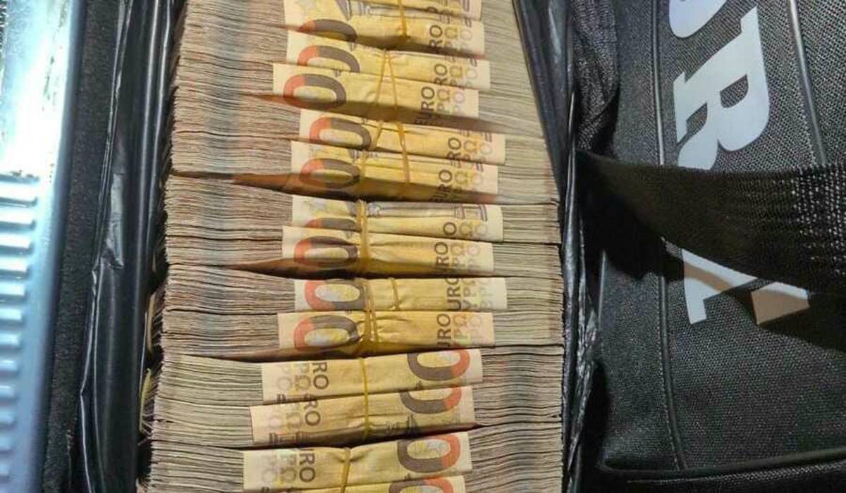 Dos bolsas de deporte y más de 800.000 euros en efectivo en Cádiz - Dos bolsas de deporte y más de 800.000 euros en efectivo en Cádiz