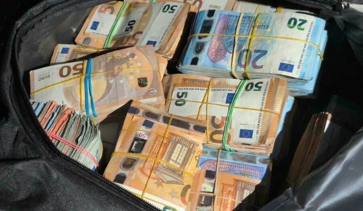 Un Audi Q7 y bolsas de deporte: el nerviosismo del conductor destapa 800.000 euros en efectivo en un control en Cádiz