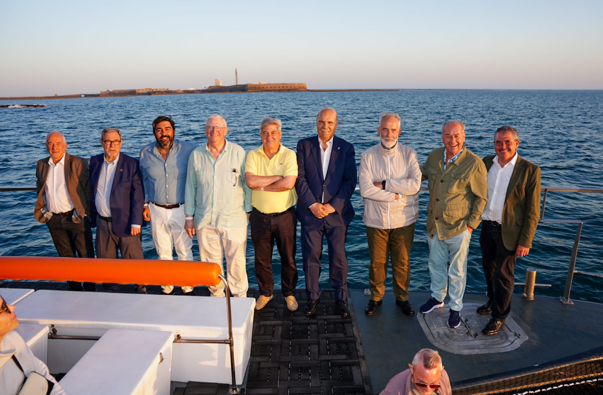 Los presientes en una de las actividades lúdicas del encuentro, un paseo en barco por lq Bahía. 