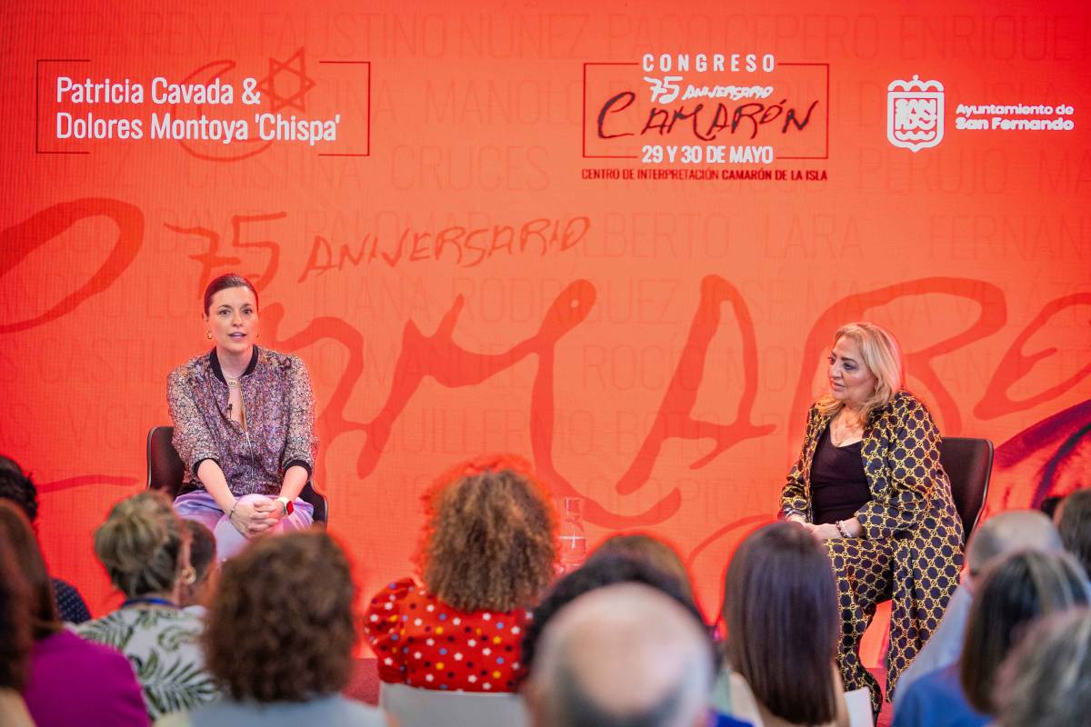 La alcaldesa de San Fernando, Patricia Cavda, junto a Dolores Montoya 'La Chispa', viuda de Camarón de la Isla, durante el congreso celebrado en San Fernando.