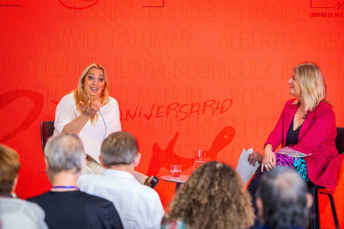Rocío Monge, hija de Camarón de la Isla, conversa con la periodista Paz Santana, durante el congreso dedicado a Camarón de la Isla en San Fernando.