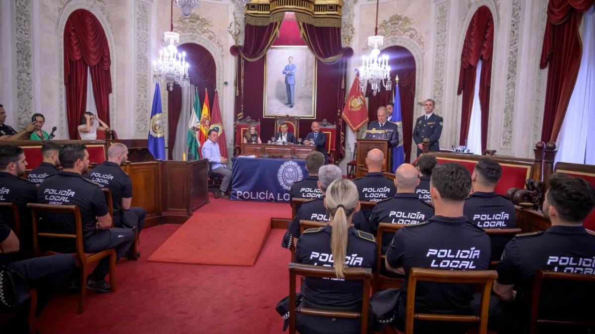 El alcalde preside la toma de posesión de los nuevos agentes. - El alcalde preside la toma de posesión de los nuevos agentes.