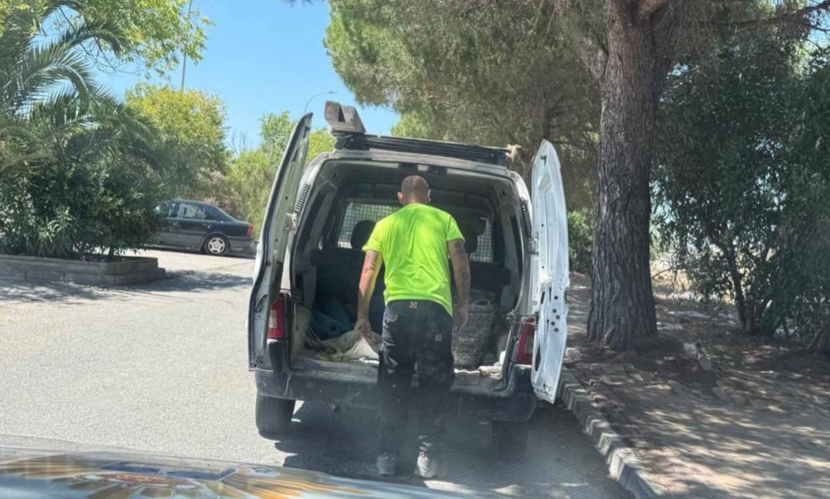 Pillado un vecino de Jerez tirando escombros en El Puerto junto a Decathlon