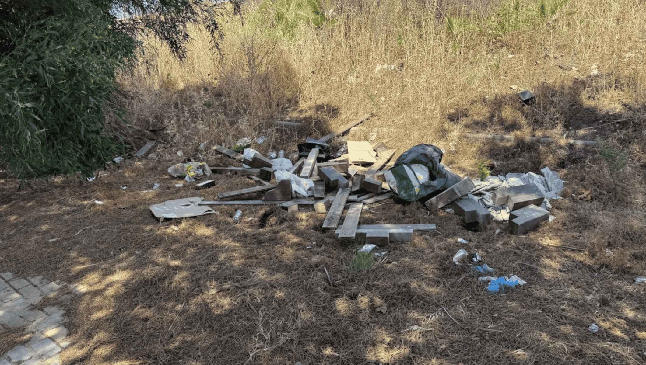 Parte de los escombros depositados en la vía pública.